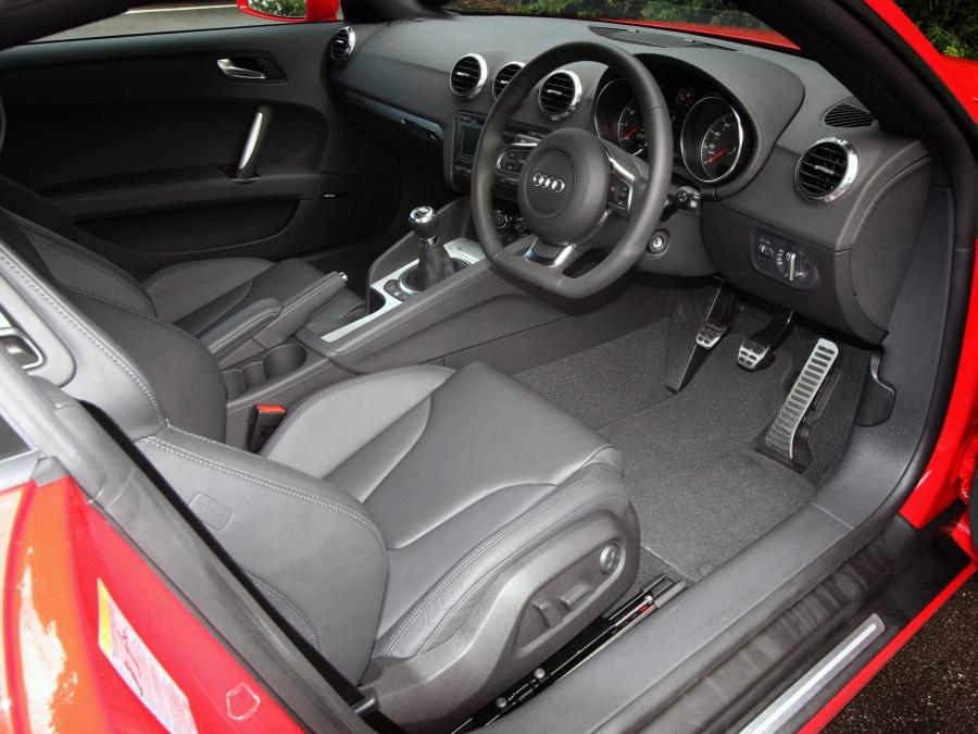 Интерьер Audi TT Coupe (8J) 2006 года  (UK) (фото 15 из 20)